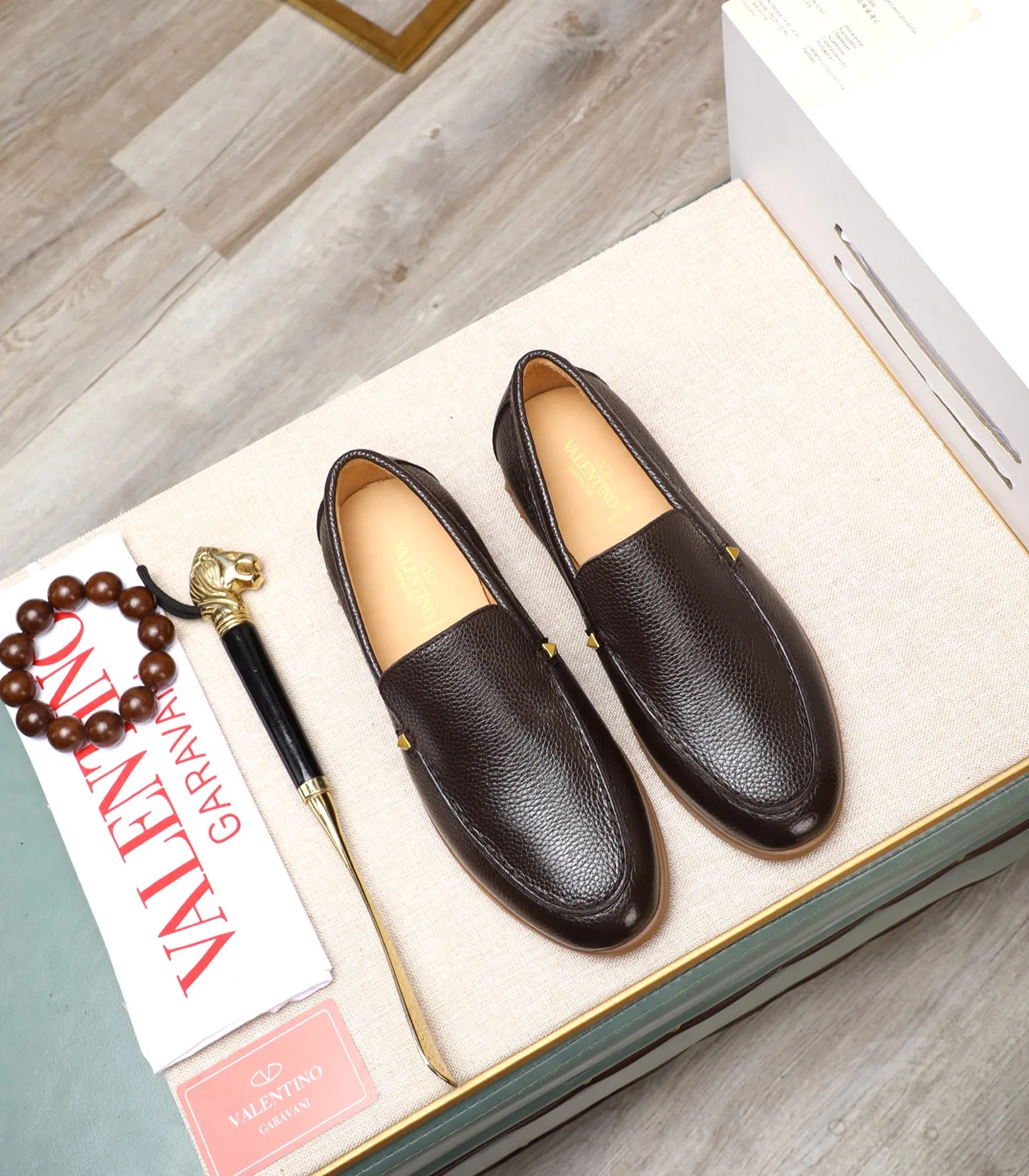 Men's shoes 💰520 [Valentino-Valentino] High-quality boutique men's shoes. The same style as the celebrities, original and authentic.✅ Made of imported cowhide + original apricot cowhide lining. The French luxury model is priced at 14,080 Swiss francs. It is also a Paris Fashion Week catwalk model. A brand can be deeply rooted in your heart, and a pair of shoes can make you linger. What you wear is not only noble, but also an aura. 👻Standard 38-45